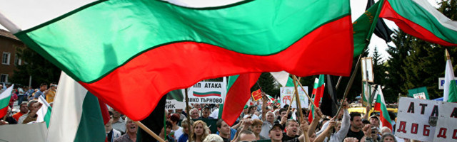 Јаја, парадајз, авиони-играчке: Демонстранти гађали зграду Министарства одбране Бугарске /видео/