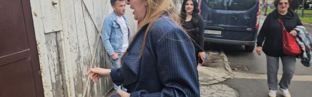 (FOTO) Viki Miljković uslikana bez trunke šminke: Pevačica izbegavala kamere, samo uletela u studio - U ruci nosi torbu od 7.000 evra