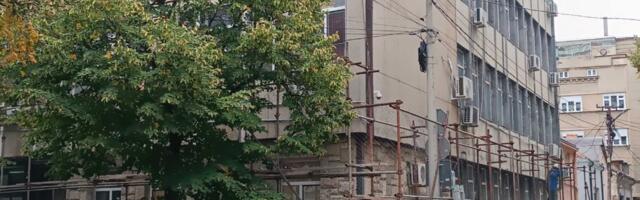 Konačno skidaju skele na zgradi „socijalnog“ u Nišu postavljene pre 4 godine