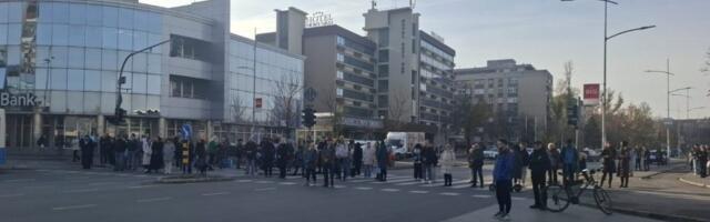 U Novom Sadu obeleženo 13 meseci od pada nadstrešnice: 16 minuta tišine kod Železničke stanice