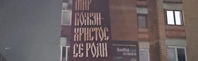 VIDEO Postavljen transparent "Mir Božiji, Hristos se rodi" u Severnoj Mitrovici: Prethodno oduzela policija