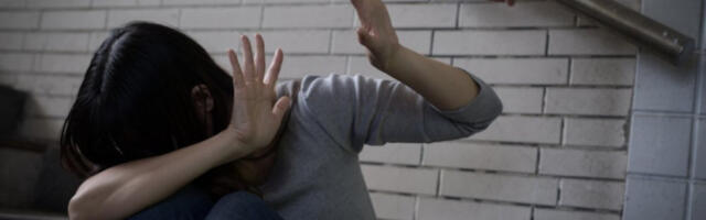 TRAŽIO OD ŽENE DA BIRA - ILI DA JE ON UBIJE ILI DA SAMA SKOČI U REKU! Jezivo nasilje u porodici!