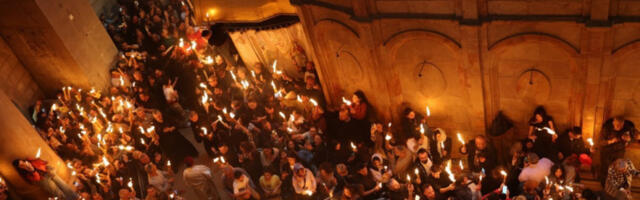 Благодатни огањ сишао у Цркву гроба Господњег у Јерусалиму