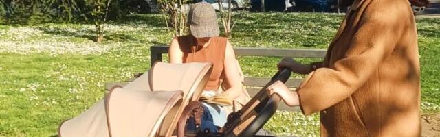 Sofija Juričan izvela blizance u šetnju: Rodila ih u 45. godini, a sad pokazala kako izgleda dva meseca nakon porođaja - blista od sreće (FOTO)