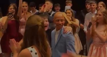 Viktor sa hemoterapije došao na malu maturu: Lavovski se bori sa agresivnim tumorom, drugari mu priredili doček za pamćenje (VIDEO)