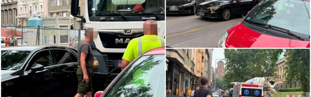 SUDAR KAMIONA I AUTOMOBILA U CENTRU BEOGRADA Kosovska ulica blokirana, na licu mesta i Hitna pomoć