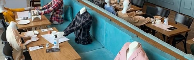 Kosovski restoran organizuje tihi protest protiv novih vladinih mera, umesto ljudi za stolom sede bezglave lutke! (FOTO)