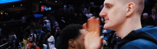 "ČOVEČE, NE MOŽEŠ TAKO DA OSTAVIŠ MVP-JA" Hit situacija:  Jokić čekao da mu rival "baci pet", ovaj ga totalno iskulirao /VIDEO/
