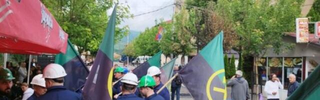 STIGLI I RUDARI TREPČE DA PODRŽE MIRAN PROTEST SRBA! U radnim uniformama, sa šlemovima i zastavama (FOTO)
