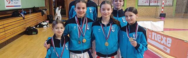 Sedam medalja iz Novog Bečeja za mlade karatiste Zadrugara