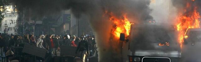 (FOTO/VIDEO) Hapsi, milicijo moja: Demonstranti - nasilnici razvaljuju Grčku! Gađali policiju kamenicama, palili kante... A onda su dobili svoje