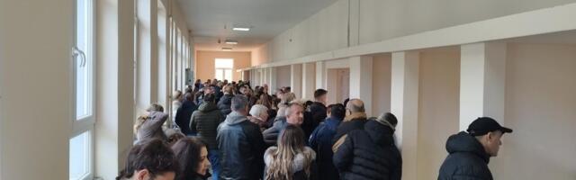 Vanredni izbori na Kosmetu: Funkcioneri Srpske liste glasali, Srbi izašli na birališta