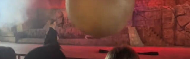 Junak bizarne nesreće pred Novu godinu: Stao pred džinovsku kuglu od 180 kg i zaštitio brdo ljudi (VIDEO)