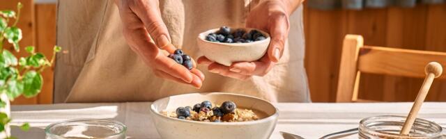 Kako da pripremite doručak koji traje skoro nedelju dana: Zapečena ovsena kaša sa bobičastim voćem i orasima