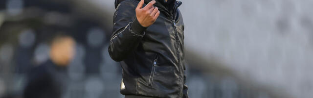 Bura u Partizanu: Navijači teraju trenera, osuli drvlje i kamenje po Stojakoviću, udarili i po upravi