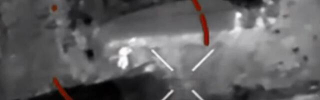 (UZNEMIRUJUĆE) DIREKTNA BORBA RUSKOG VOJNIKA I UKRAJINSKOG ROBOTA: Dron s infracrvenom kamerom otkriva položaj Rusa, a onda... (VIDEO)