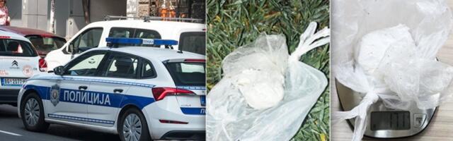 Iz taksija izbacio kokain: Akcija policije u Čačku, ''pali'' dileri (FOTO)