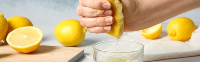 Iscedite limun u šine prozora i gledajte šta se dešava: Rešava prljavštinu, miris i buđ odjednom