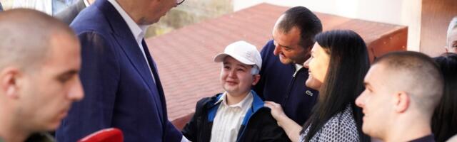 Vučić jedva zadržao suze zbog malog Andrije! Pogledajte susret koji je rasplakao celu Srbiju (VIDEO)