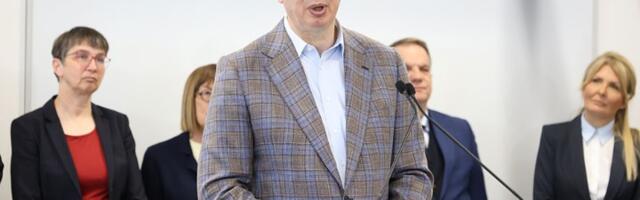 Pesma o njemu, portreti, sat od 8.000.000: Koje je sve poklone prošle godine dobijao Vučić