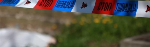 AUTOMOBILOM SLETEO SA PUTA I UDARIO U DRVO! Poginuo muškarac kod Pećinaca!