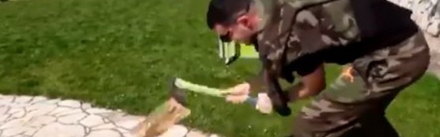 (VIDEO) DOMAĆINE, NE OŽENI SE! HIT snimak koji je zapalio Tviter: Mladić se latio sekire da cepa drva pa umalo sebi nogu da otfikari