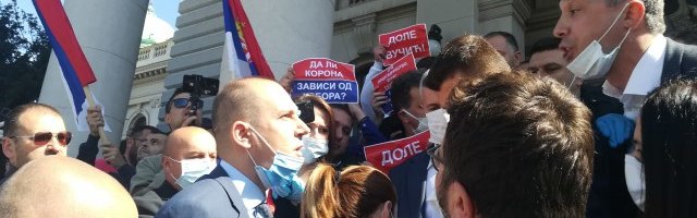 “DOLE VLADA”: Protest pred skupštinom; Svađa Obradovića i Lončara