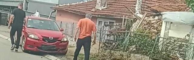 Mladić se autom zakucao u ogradu kuće u Leskovcu, a onda šokirao očevice