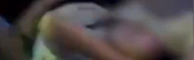 Žena skočila sa bine na nastupu, pa pala na pod (VIDEO)