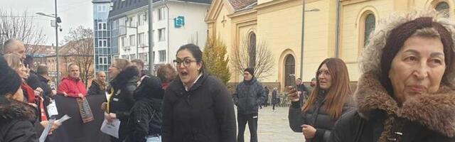 FOTO: Protestna akcija „Zastani Srbijo“ u Zrenjaninu na ivici incidenta
