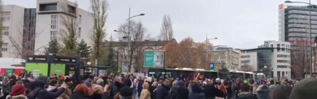 Građani se okupili ispred Skupštine: Đurić čuo šta misle o njemu (VIDEO, FOTO)