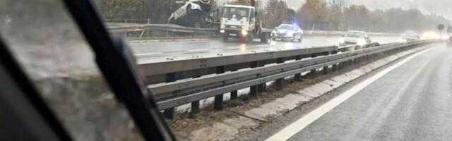Putnički automobil sleteo sa puta, dizalica ga izvlači iz kanala