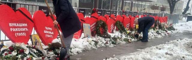 VIDEO: Građani očistili sneg sa komemorativnog mesta ispred Železničke stanice