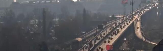 JUTARNJI ŠPIC PETKOM: Najgore na Brankovom mostu u smeru ka Novom Beogradu (FOTO)