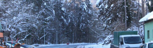 Коловози влажни, има снега местимично