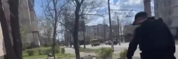 (UZNEMIRUJUĆE) STRAVIČNE SCENE U HERSONU! Ubijeni civili, ima ranjenih, napad trajao oko 30 minuta! Guverner: Mete su bile stambene zgrade (FOTO)