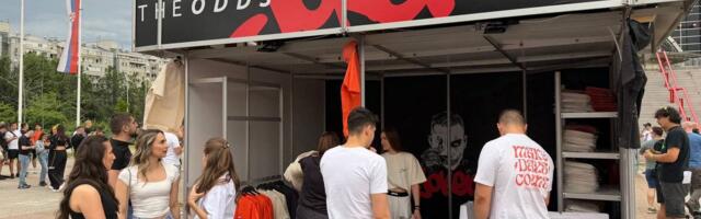 Počela ludnica ispred Arene pred FNC: Veliko interesovanje za majice Džokera Ilića