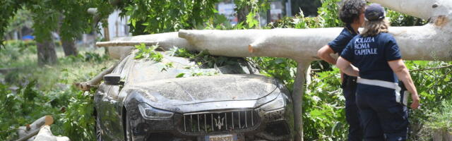 TORNADO POGODIO RIM: Vetar nosio sve pred sobom, stabla padala na automobile (VIDEO, FOTO)