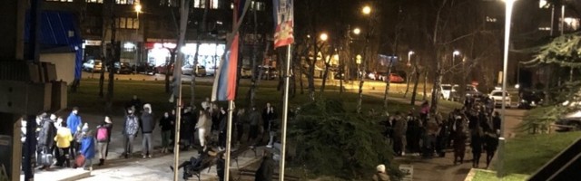 A KORONA? Nestvarni redovi za klizanje u Pioniru (FOTO)