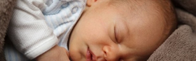 OVA BEBA IMA OZBILJNO OBEZBEĐENJE! U njegovom zagrljaju ni roditelji ne mogu da joj priđu!