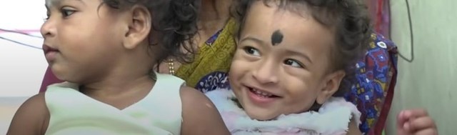 Od 1962. godine pokušava da bude majka: Baka u 74. godini dobila bliznakinje uz pomoć vitro oplodnje (VIDEO)