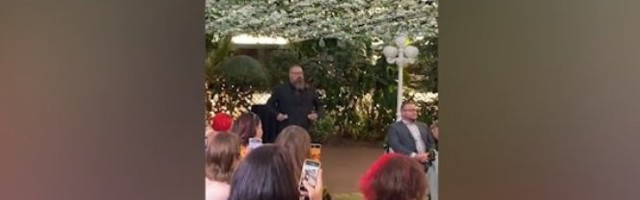 VENČANJE NA KOJEM SVI ŽELE DA BUDU GOSTI! Umesto devojčice koja baca cveće, pojavio se bradati muškarac, A ONDA JE NASTAO ŠOU! /VIDEO/