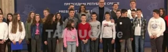 HVALA VAM ŠTO NAS OKUPLJATE: Devojčica iz Mostara se emotivnim govorom obratila Vučiću i poželela jednu stvar (VIDEO)