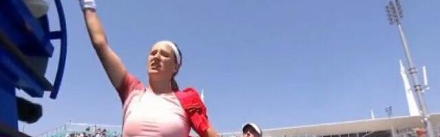 NEVIĐEN SKANDAL U MAJAMIJU! Teniserka gubila, pa pobegla sa terena! Šta joj se desilo? (VIDEO)