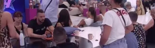 HAOS ANINE KUME I ZVEZDANOVOG PRIJATELJA UŽIVO NA PINKU: Čuburac brutalno izvređao Kačavendu, ukućani ga jedva zaustavili!