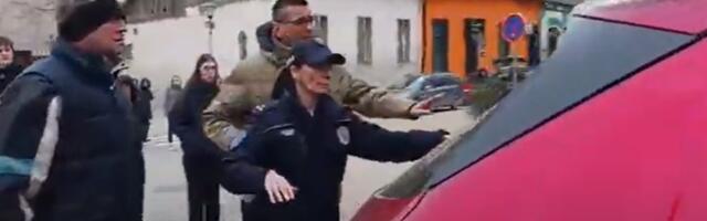 Incident na blokadi: Vozač se zaleteo na srednjoškolce (VIDEO)