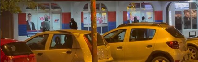 Blokaderi ne prestaju s divljanjem: Vandalizovali prostorije SNS u Novom Sadu (VIDEO)