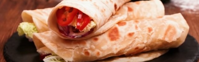 Domaće tortilje sa pohovanim mesom i povrćem