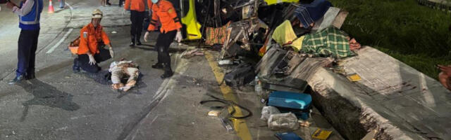 NAJMANJE 16 LJUDI POGINULO U PREVRTANJU AUTOBUSA Jezivi prizori sa mesta nesreće u Indoneziji (FOTO)