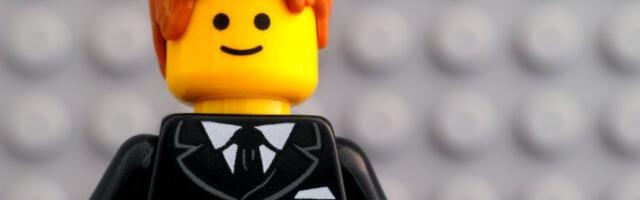 SATIRA KAO ORUŽJE: TEHERAN UDARIO NA BELU KUĆU! LEGO TRAMP SE ZNOJI DOK GORE AMERIČKI BRODOVI! Pogledajte bizaran snimak Teherana koji je ZAPALIO mreže! (VIDEO)